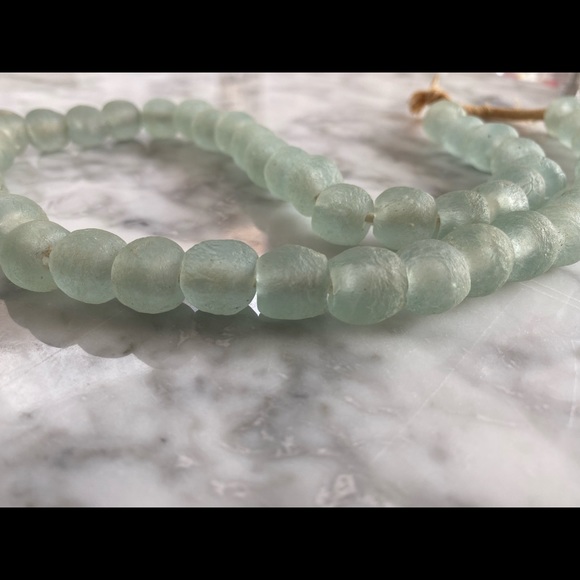 BOHEMIAN TRANSLUCENT GREEN GLASS BEADED NECKLACE - Picture 3 of 3